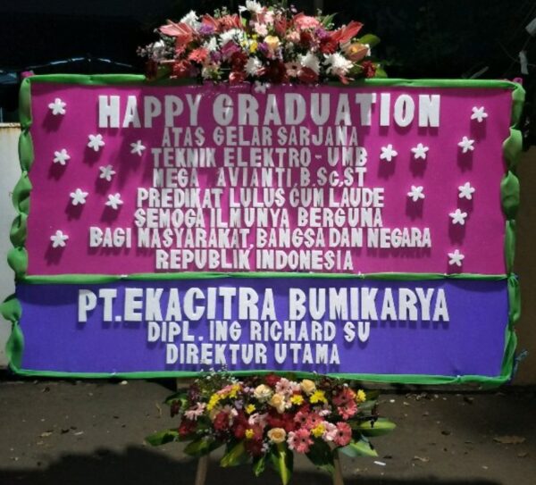 Karangan Papan Bunga “Wisuda”